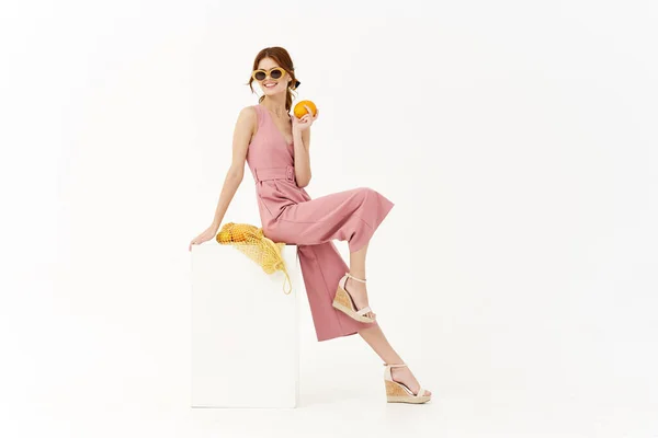 Mulher em rosa vestido glamour posando modelo isolado fundo — Fotografia de Stock