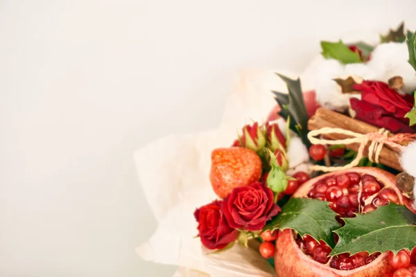 Buquê com frutas vermelhas canela decoração dom orgânico — Fotografia de Stock