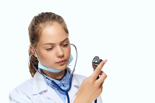 Assistente di laboratorio femminile in soluzione chimica cappotto bianco analizza la ricerca — Foto Stock