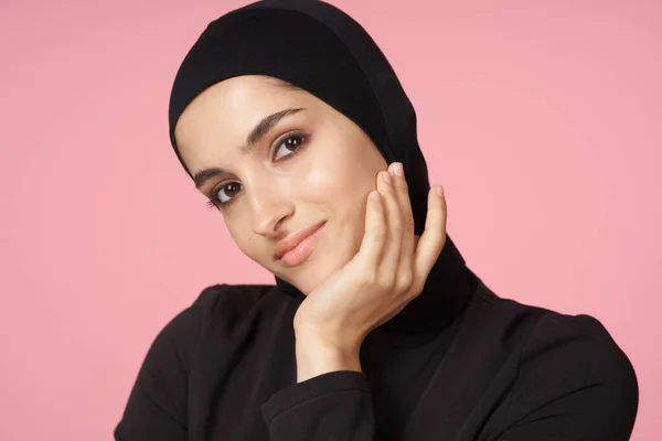 快乐的穆斯林女性黑色头巾摆出手势粉红的背景 — 图库照片