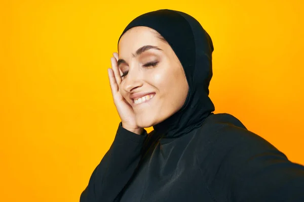 Arabische Frau Glück Mode Kleidung Hand Geste isoliert Hintergrund — Stockfoto