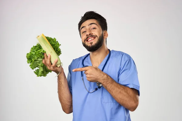 Médico nutricionista alegre com legumes em mãos tratamento estetoscópio — Fotografia de Stock