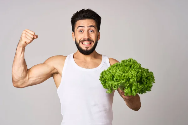 Vousatý muž v bílém tričku salát list zelenina zdravé jídlo — Stock fotografie