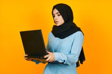 Arap kadın dizüstü bilgisayar teknolojisi. İnternet izole edilmiş arka plan.