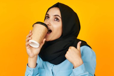 Güzel bayan bir bardak kahve sıcak bir içecek izole edilmiş bir arka plan.