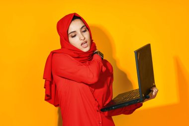 Neşeli kadın dizüstü bilgisayar teknolojisi pozu İnternet sarı arka plan