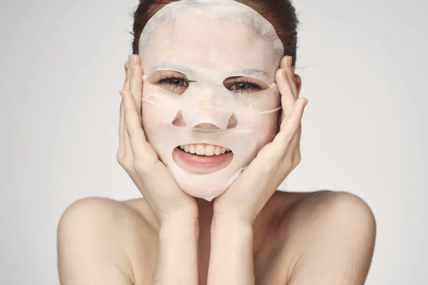 Femme en masque cosmétique soin du visage rajeunissement de la peau — Photo