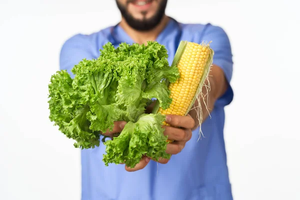 Nutricionista masculino con verduras en las manos de las calorías de salud —  Fotos de Stock
