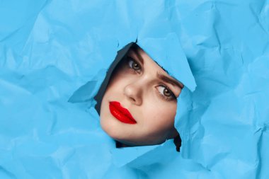 Kadın yüzü mavi arka planda kırmızı dudaklar makyaj duyguları