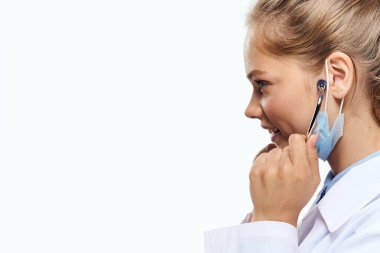 Beyaz önlüklü kadın laboratuvar asistanı kimyasal çözeltiyi analiz ediyor.