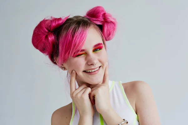 Mulher hipster com cabelo rosa design divertido estilo de vida criativo — Fotografia de Stock
