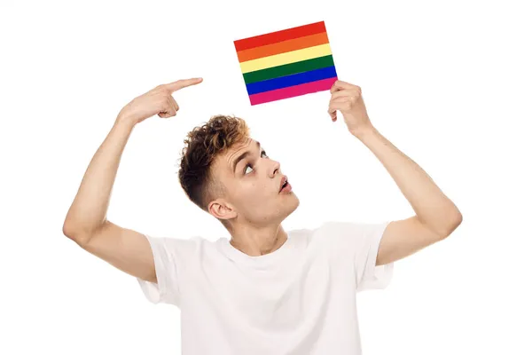 Hombre con bandera lgbt transgénero discriminación comunitaria —  Fotos de Stock