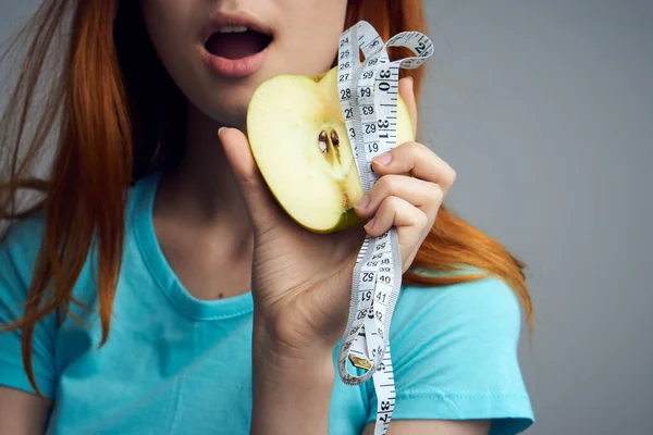 Kobieta z jabłkiem w rękach dieta witaminy zdrowotne — Zdjęcie stockowe