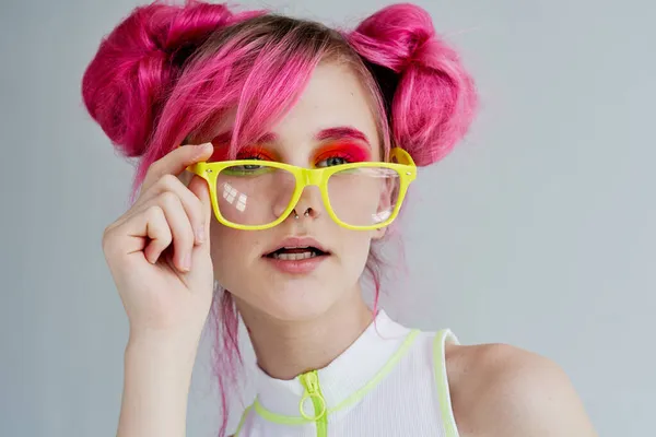 Retrato de uma mulher alegre cabelo rosa moda hipster — Fotografia de Stock
