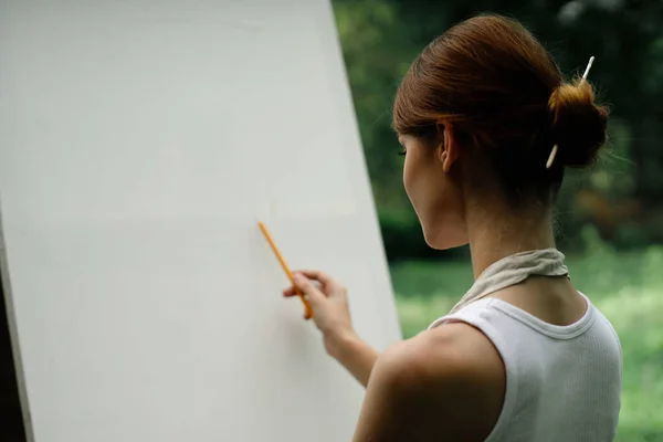 Frau im Freien malen ein Bild kreative Kunstlandschaft — Stockfoto