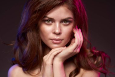 Güzel bir kadın stüdyo modelinin moda yaşam tarzını canlandırıyor.