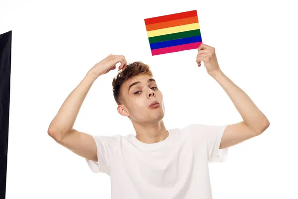 Hombre con bandera lgbt transgénero discriminación comunitaria —  Fotos de Stock