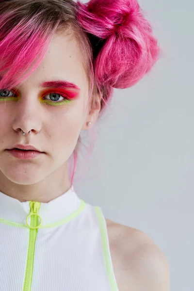 Fashionabla kvinna rosa hår poserar mode kläder livsstil rolig design — Stockfoto