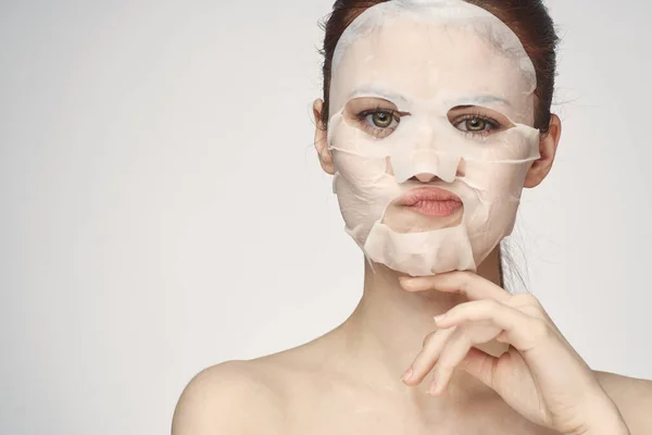 Femme en masque cosmétique soin du visage rajeunissement de la peau — Photo