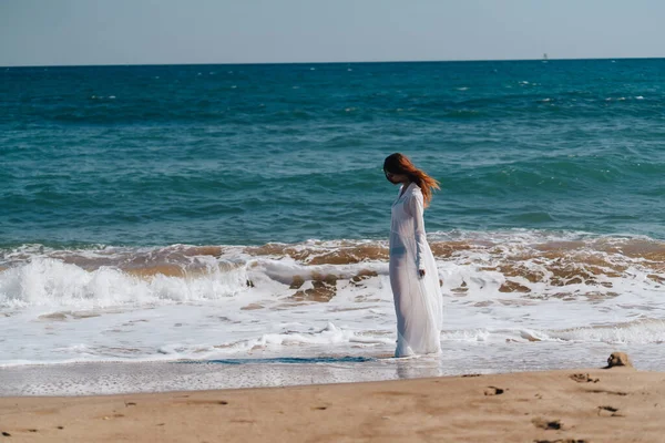Donna silhouette spiaggia sabbiosa onde oceano natura Stile di vita — Foto Stock
