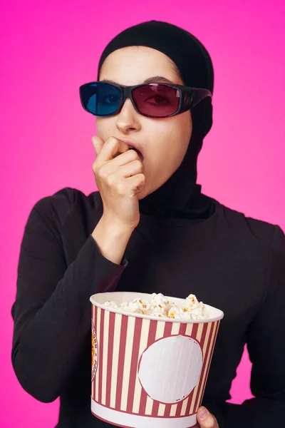 Vacker kvinna i 3D glasögon popcorn underhållning filmer lila bakgrund — Stockfoto
