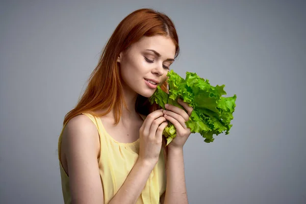 Kobieta z liściem sałaty zdrowy sposób życia dieta — Zdjęcie stockowe
