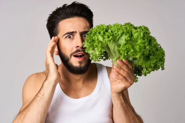 Veselý muž salát opustí zdravé jídlo pózování — Stock fotografie