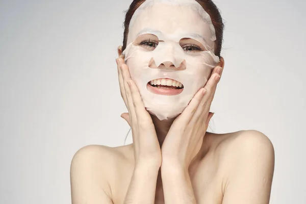 Jolie femme épaules nues masque visage gros plan soins de la peau — Photo