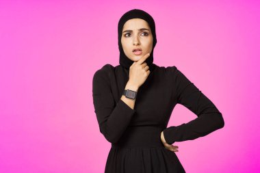 komik müslüman saat teknolojisi pembe arka plan