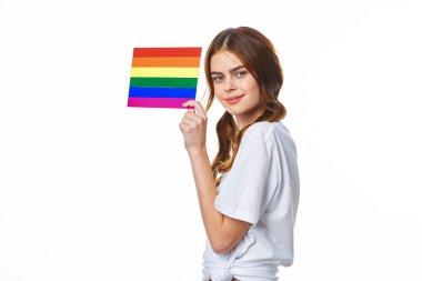 Beyaz tişört giyen kadın lgbt Flag transseksüel toplum protestosu