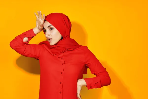 Женщина в красном хиджабе мусульманская одежда мода современный стиль изолированный фон — стоковое фото
