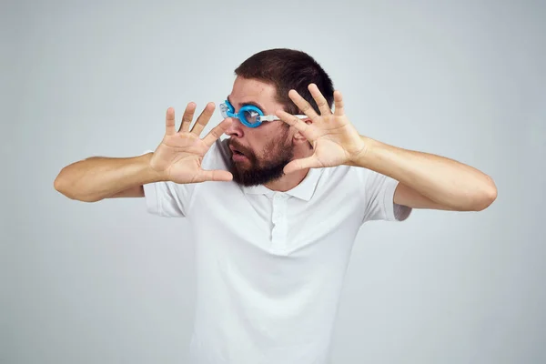 Homem em óculos para nadar em uma camisa branca emoções close-up — Fotografia de Stock