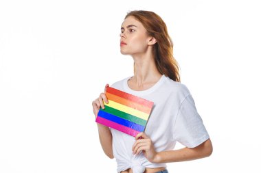 Beyaz tişört giyen kadın lgbt bayrak mucidi topluluğu