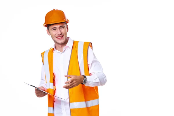 Ouvrier en uniforme orange posant construction — Photo