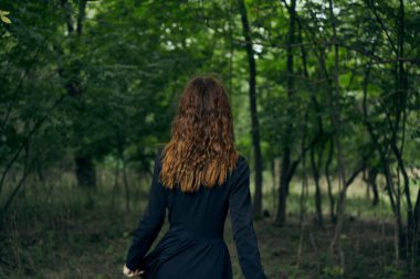 Ormanda poz veren neşeli kadın cadı