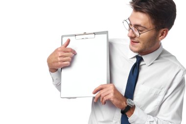 Ofis duyguları olan beyaz gömlekli işadamları izole edilmiş bir arka plan.