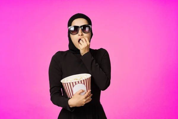 Muslimská žena atraktivní vzhled popcorn brýle film sledování izolované pozadí — Stock fotografie