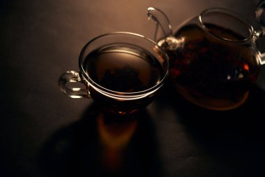 Taze demlenmiş çay, sıcak içecek, sabah kahvaltısı, doğal ürün.