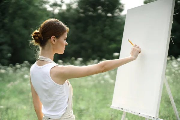 Frau Künstler kreativ Zeichnung Landschaft Natur Hobby — Stockfoto