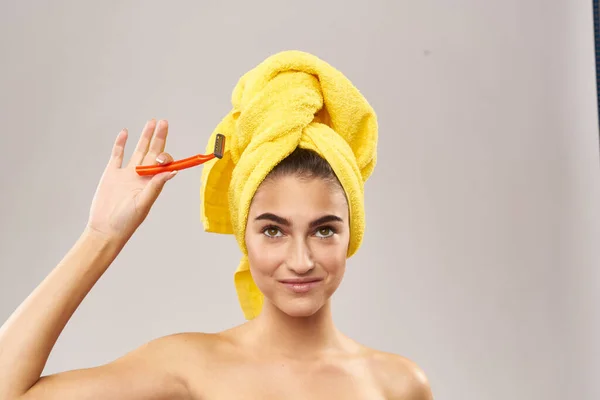 Mulher bonita navalha na mão cuidados da pele higiene Estilo de vida — Fotografia de Stock