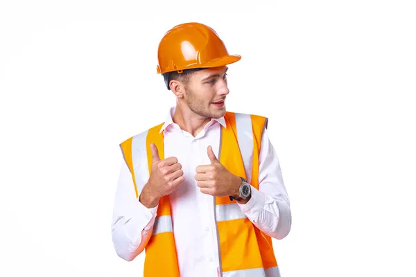 Ouvrier en uniforme orange posant construction — Photo