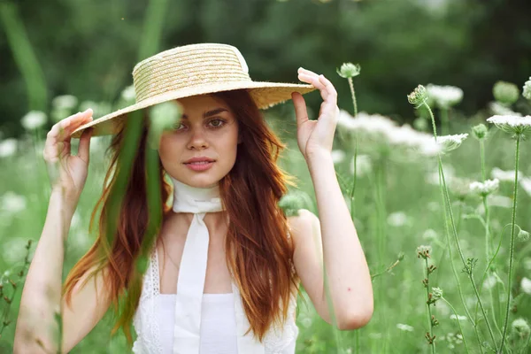 Femme avec chapeau dans un champ de fleurs nature liberté — Photo