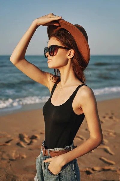 Bonita mulher na praia verão férias estilo de vida sol — Fotografia de Stock