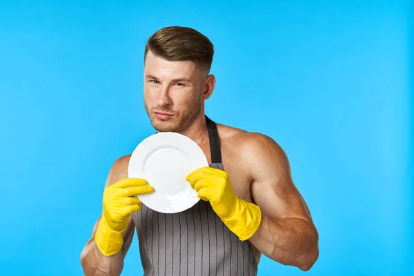 Vaatwasser rubberen handschoenen plaat in handen blauwe achtergrond — Stockfoto