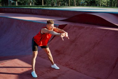 Sporcu adam spor sahasında spor yapıyor.