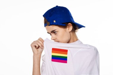 lgbt bayrağı taşıyan kadın cinsiyet değiştirme topluluğunun aydınlık arka planı