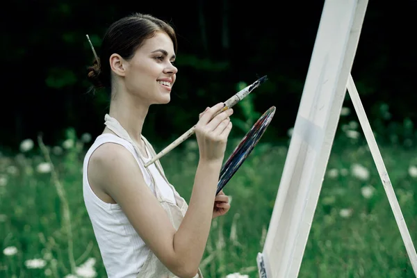 Woman outdoors paint a picture landscape hobby creative — Stock Photo, Image