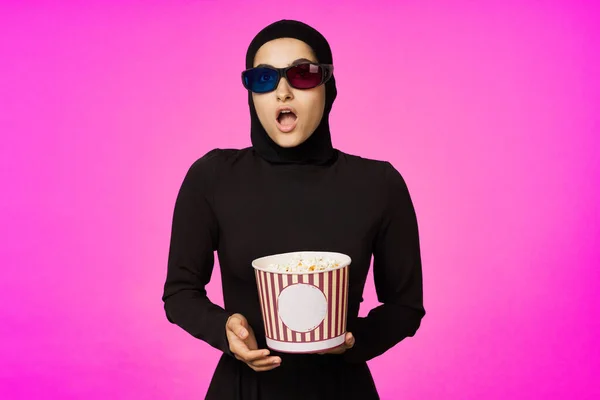 Muslimská žena atraktivní vzhled popcorn brýle film sledování studio životní styl — Stock fotografie