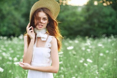 Şapkalı güzel bir kadın doğa yürüyüşü modası.