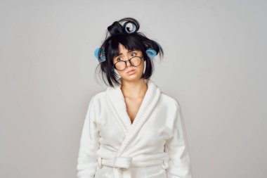 Beyaz bornozlu ev hanımı mutfak eşyaları izole edilmiş arka plan.